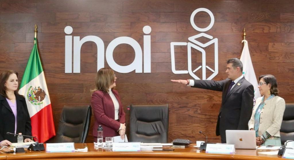 Adrián Alcalá es el nuevo comisionado presidente del INAI