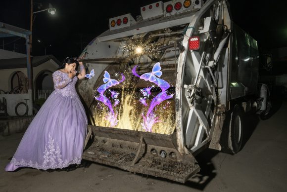 Para homenajear a su papá quinceañera posa junto a camión de la basura