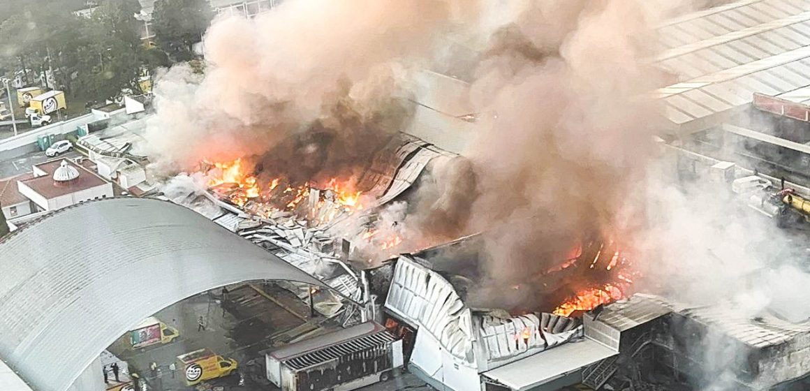 Incendio en bodega de Gamesa y Sabritas en Puebla consume 25 vehículos