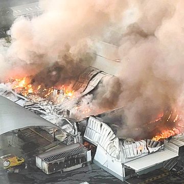 Incendio en bodega de Gamesa y Sabritas en Puebla consume 25 vehículos