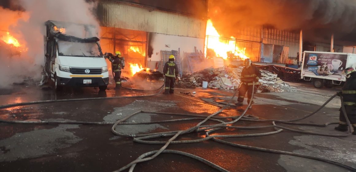 (VIDEO) Fábrica se incendia en Parque Industrial 5 de Mayo