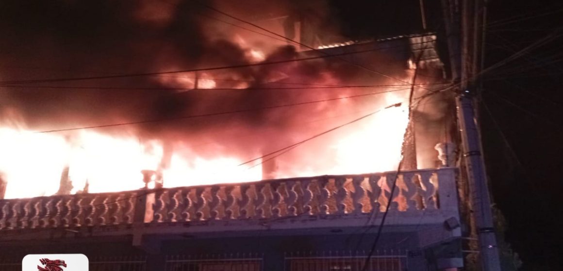 (VIDEO) Incendio en inmueble de Ecatepec deja un muerto