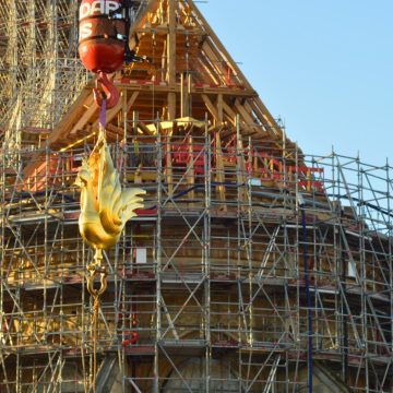 Notre Dame recupera gallo que corona su aguja