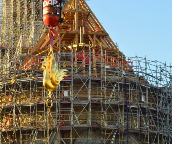 Notre Dame recupera gallo que corona su aguja