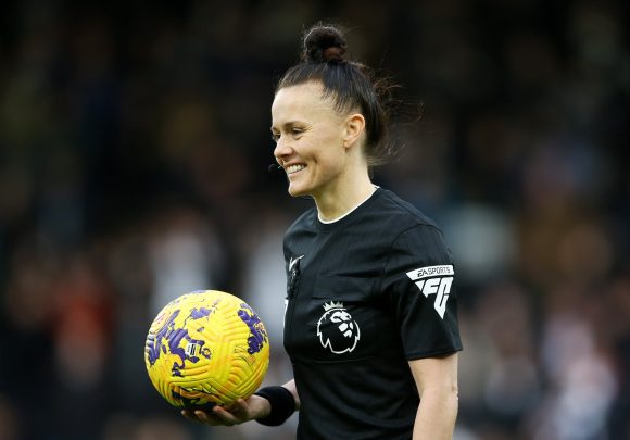 Rebecca Welch hace historia al ser la primera árbitra en Premier League