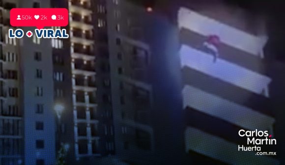 (VIDEO) Hombre vestido como Santa Claus cae desde un piso 24