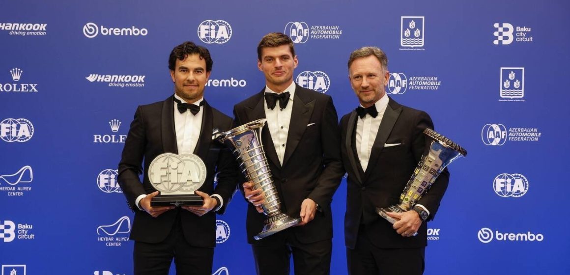 Checo Pérez recibe trofeo por subcampeonato de F1