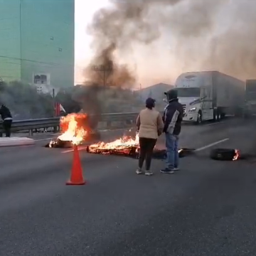 Pobladores de Xalmimilulco cierran la autopista México-Puebla; exigen la liberación de siete personas