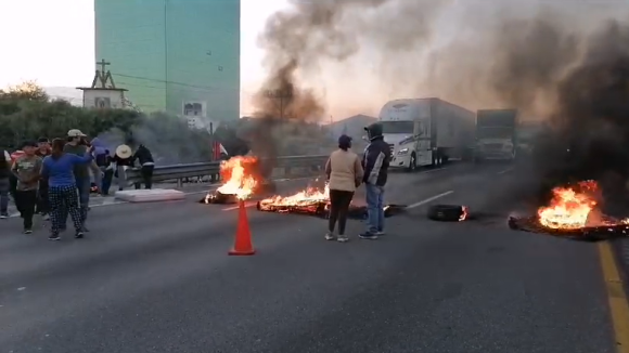 Sin título Pobladores de Xalmimilulco cierran la autopista México-Puebla; exigen la liberación de siete personas
