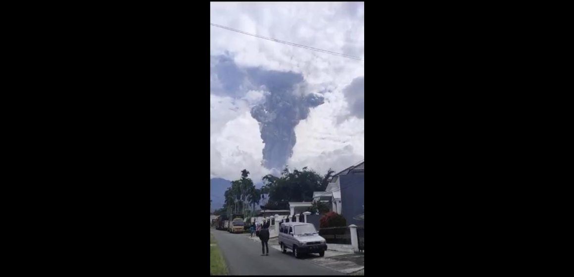 (VIDEO) Volcán indonesio Marapi entra en erupción