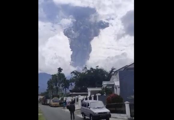 (VIDEO) Volcán indonesio Marapi entra en erupción