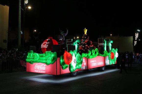 CARAVANA COCA COLA EN PUEBLA Miles de poblanos disfrutaron de la magia, espectáculo y color de la Caravana Coca Cola