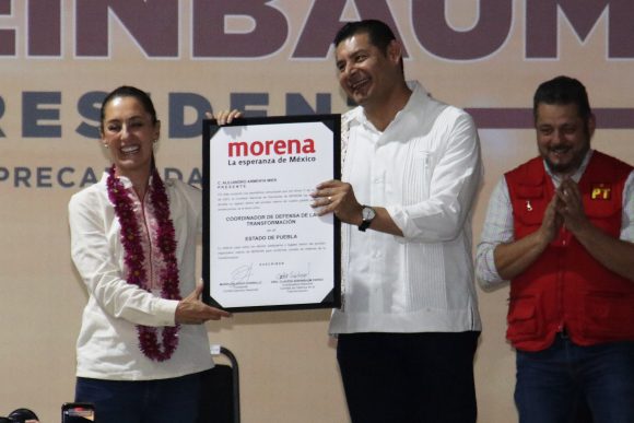 Entrega Sheinbaum constancia a Armenta como coordinador de la 4T en Puebla