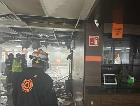 Incendio en restaurante del Aeropuerto de Monterrey provoca desalojo de pasajeros