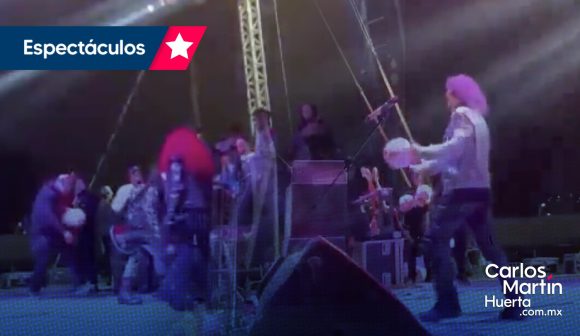 VIDEO Se cae Alex Lora en el escenario tras patear un balón