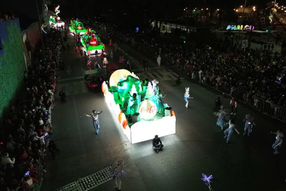 DCIM101MEDIADJI_0515.JPG Poblanos disfrutan de la Caravana Coca Cola