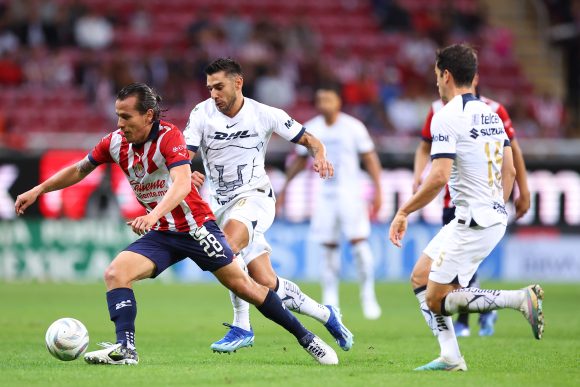 Las Chivas toman ventaja ante los Pumas en la ida de los Cuartos de Final