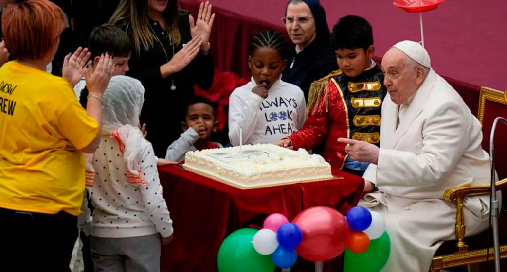 El papa Francisco celebra su cumpleaños 87 con una fiesta circense
