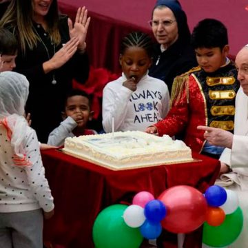 El papa Francisco celebra su cumpleaños 87 con una fiesta circense