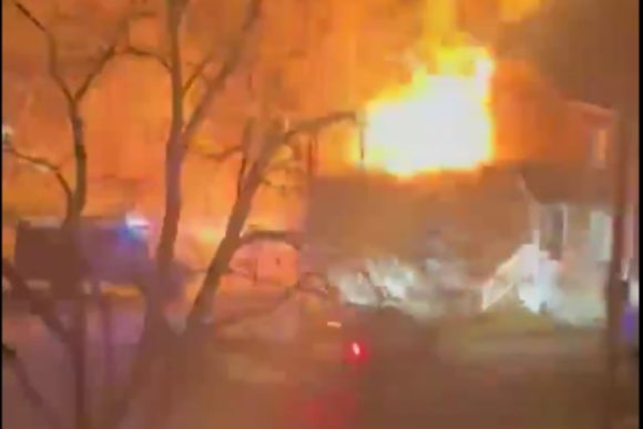 Explota casa en Arlington, Virginia durante intento de cateo