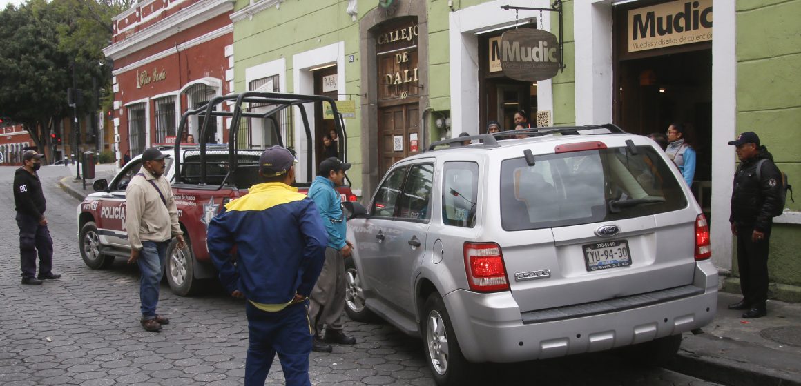 Policías de Atempan persiguen y capturan en calles de Puebla a conductora agresora