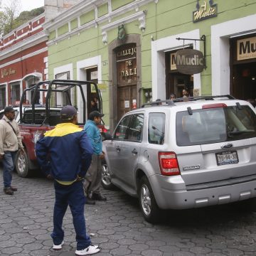 Policías de Atempan persiguen y capturan en calles de Puebla a conductora agresora