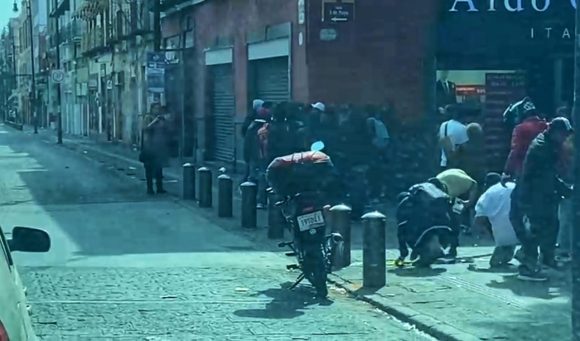 695735f0-21fc-41cd-9d37-2f790bf0b702 Trifulca entre ambulantes y personal del Ayuntamiento de Puebla en el Centro