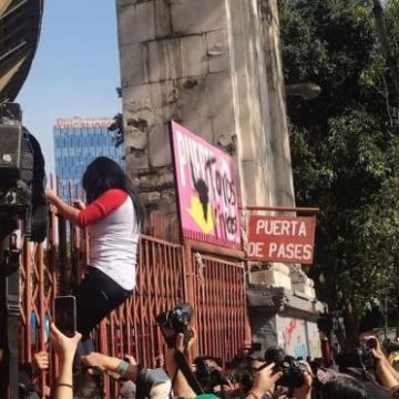 Activistas protestan afuera de Plaza de Toros en CDMX por regreso de la tauromaquia