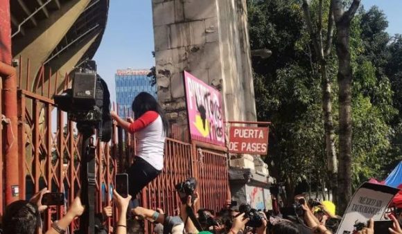 Activistas protestan afuera de Plaza de Toros en CDMX por regreso de la tauromaquia
