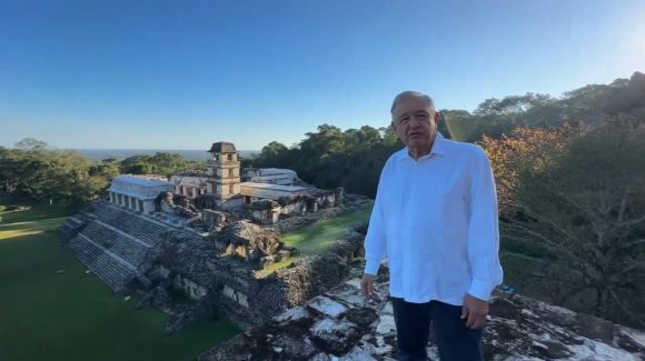 AMLO desea feliz Año Nuevo desde Palenque