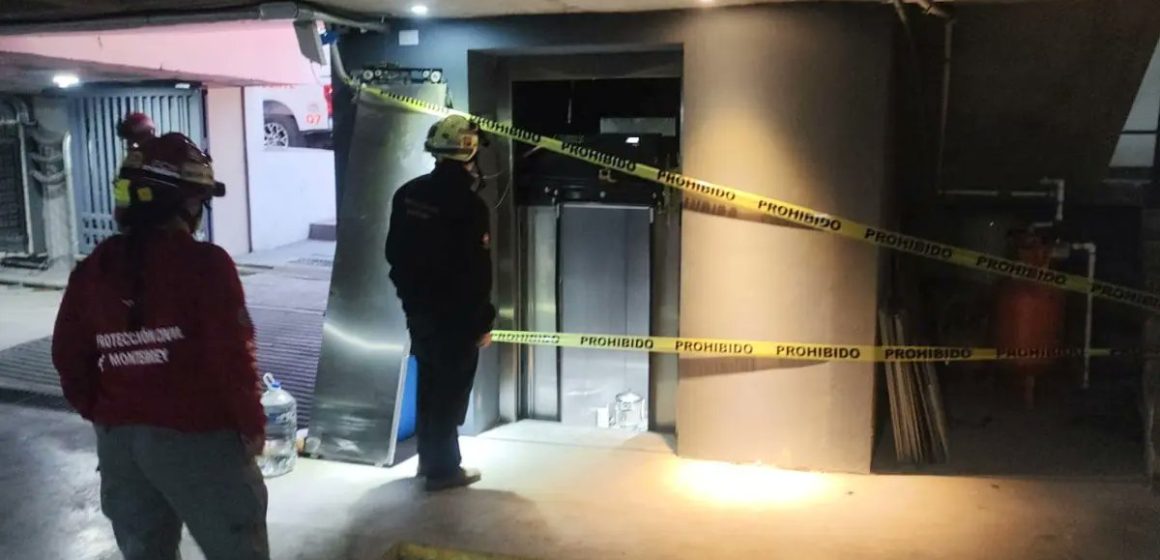 Elevador con 11 personas se desploma en hospital de Monterrey