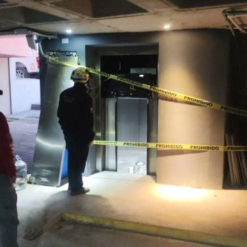 Elevador con 11 personas se desploma en hospital de Monterrey