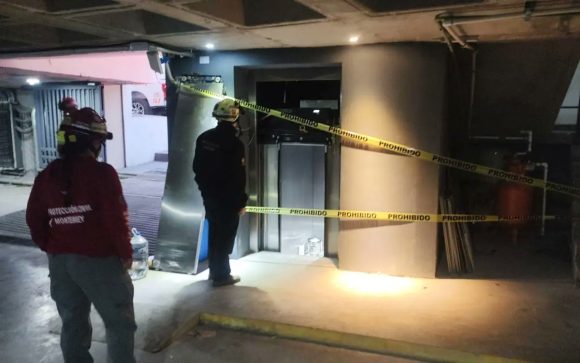 Elevador con 11 personas se desploma en hospital de Monterrey
