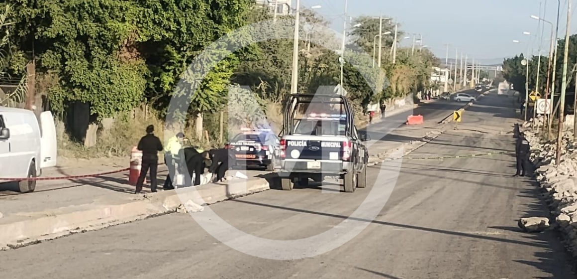 Muere motociclista en zanja del Eje Poniente de Izúcar de Matamoros