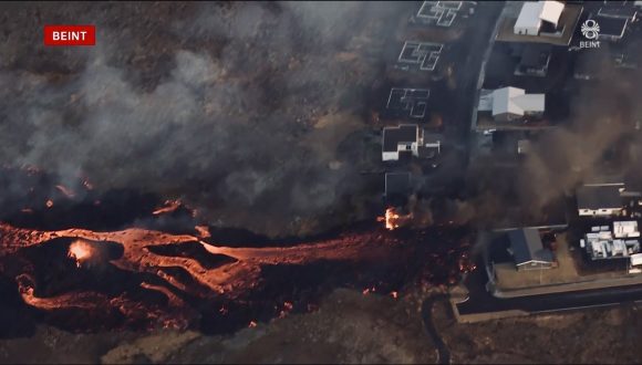(VIDEO) Nueva erupción en volcán de Islandia afecta viviendas  