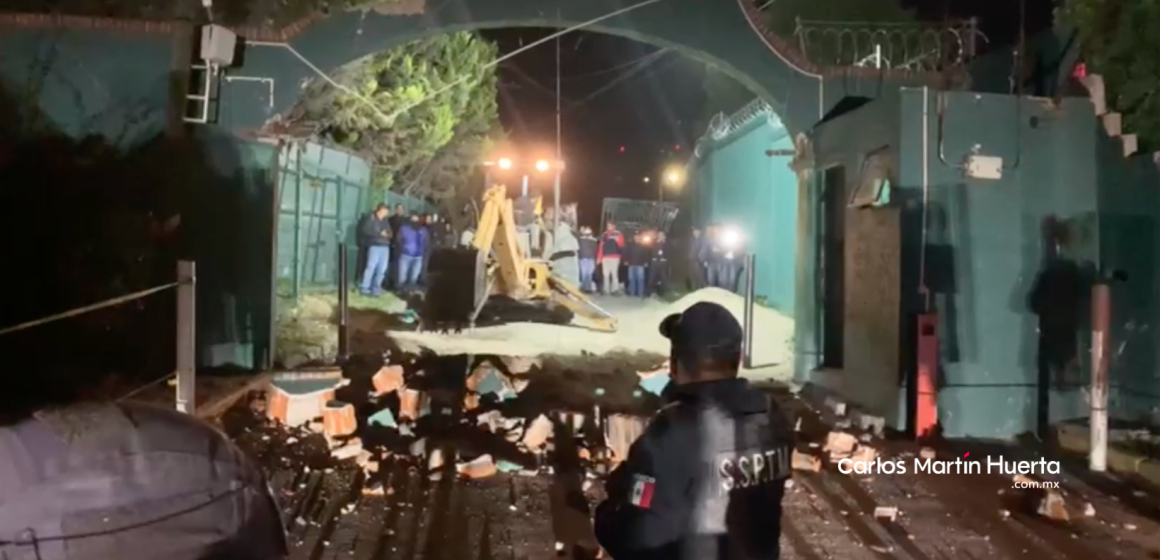 VIDEO Por orden de Juez derriban reja del Fraccionamiento Concepción Zavaleta
