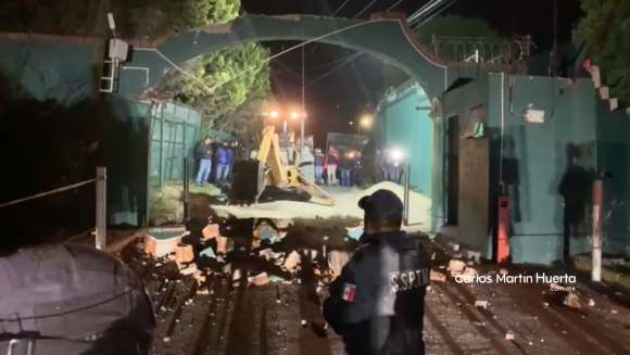 VIDEO Por orden de Juez derriban reja del Fraccionamiento Concepción Zavaleta