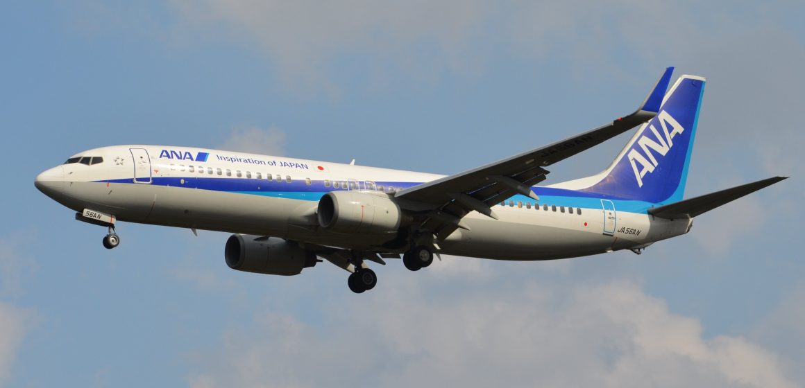 Por grieta en ventanilla, un Boeing 737-800 regresa a aeropuerto de Japón