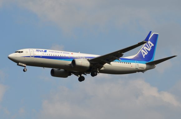 Por grieta en ventanilla, un Boeing 737-800 regresa a aeropuerto de Japón