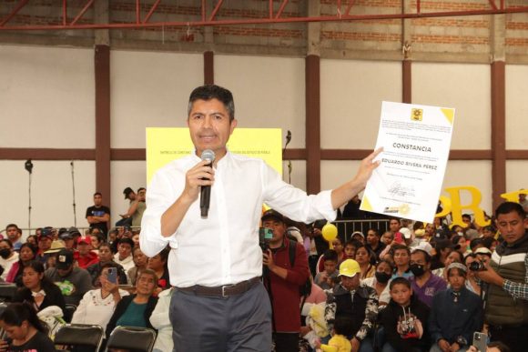 GE4KqMybAAA8BG- Recibe Eduardo Rivera constancia como candidato del PRD a la gubernatura de Puebla