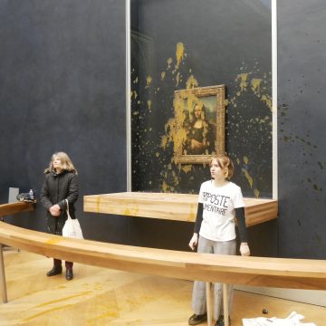 Activistas climáticas arrojan sopa a ‘la Mona Lisa’ del Louvre