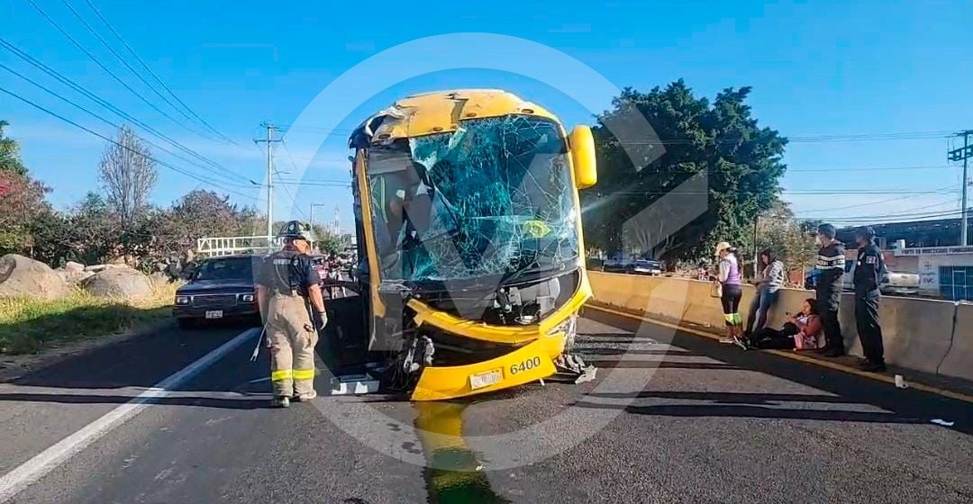 Autobús del Oro impacta contra estructura metálica y deja 12 heridos