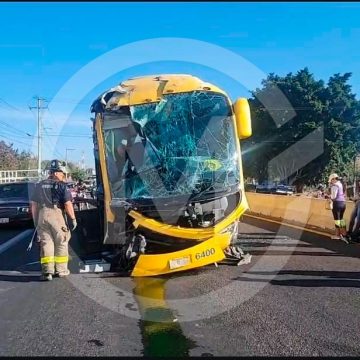 Autobús del Oro impacta contra estructura metálica y deja 12 heridos