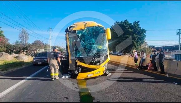 Autobús del Oro impacta contra estructura metálica y deja 12 heridos