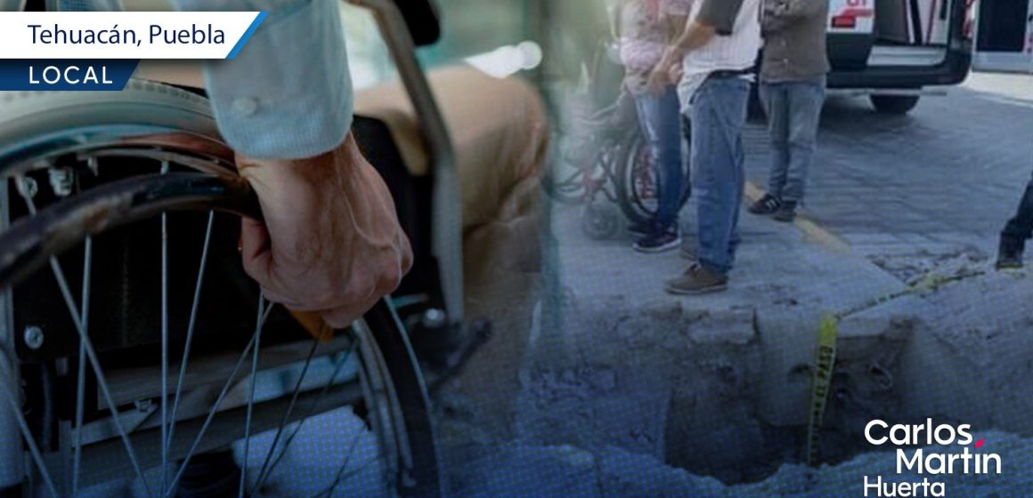 Hombre en silla de ruedas cae en un hoyo por obras en Tehuacán