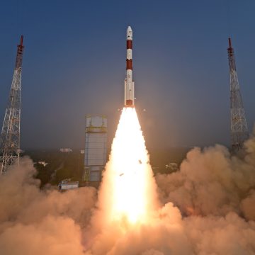 India lanza misión espacial para estudiar agujeros negros  