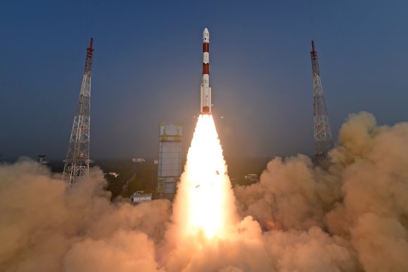 India lanza misión espacial para estudiar agujeros negros  