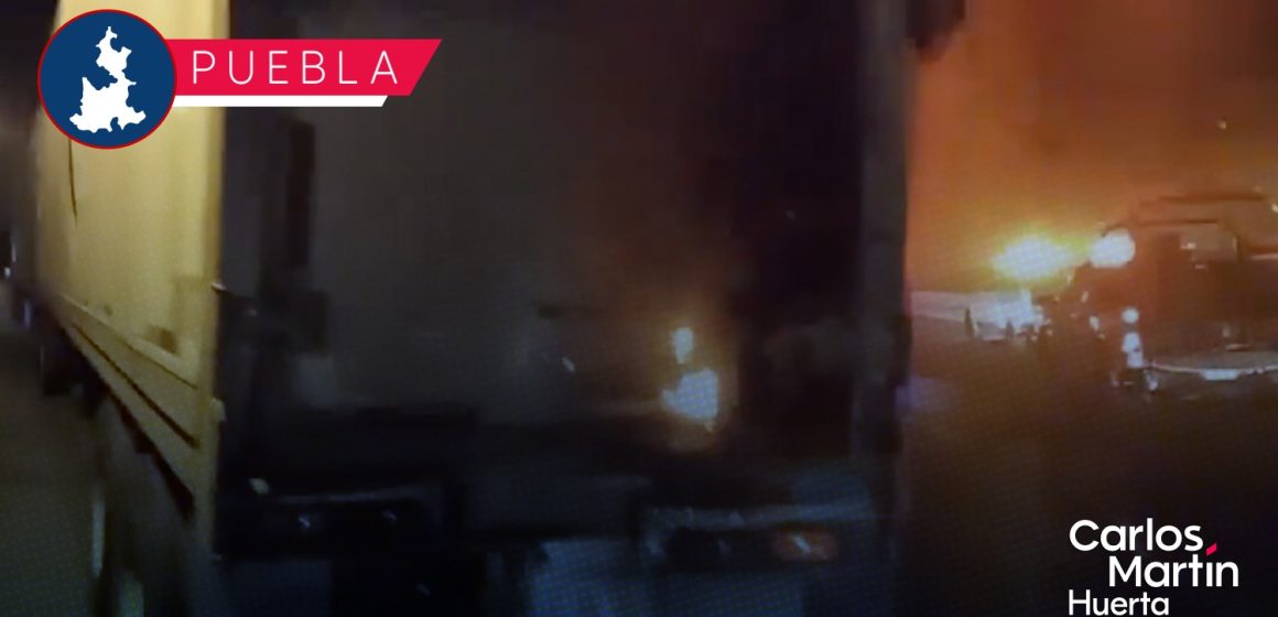 Lanzan bombas molotov a tráiler en la Puebla-Orizaba para asaltarlo