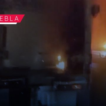 Lanzan bombas molotov a tráiler en la Puebla-Orizaba para asaltarlo