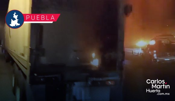 Lanzan bombas molotov a tráiler en la Puebla-Orizaba para asaltarlo